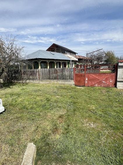 De vanzare casa veche in centru Crevedia mica - 3