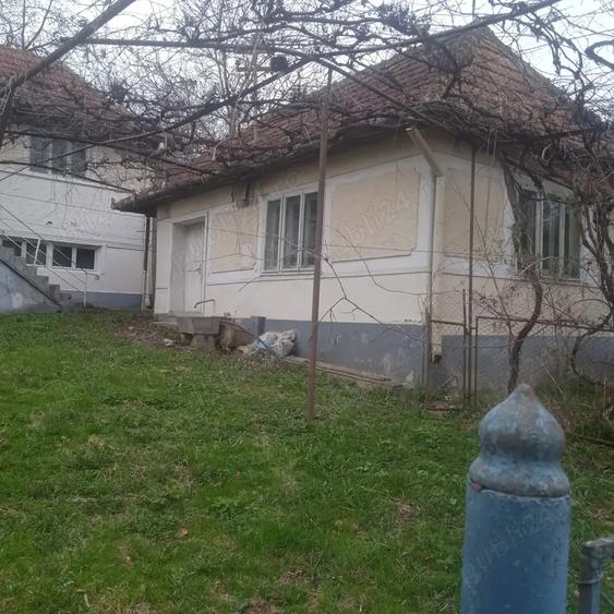 Vand casa batraneasca cu teren - 1