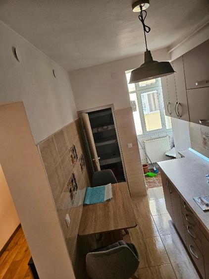 Inchiriez apartament 2 camere, decomandat, mobilat, balcon inchis cu tamplarie P - 6