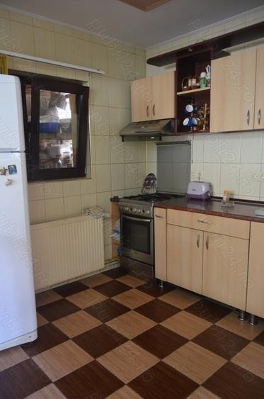 Vila de vacanta cu 7 camere situata in Busteni,semicentral. - 1