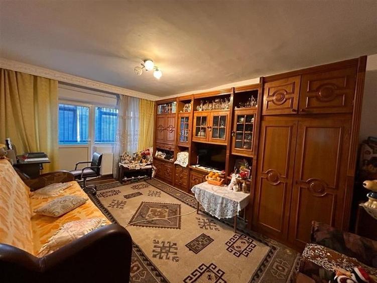 Zona URA - 2 camere decomandate - 1