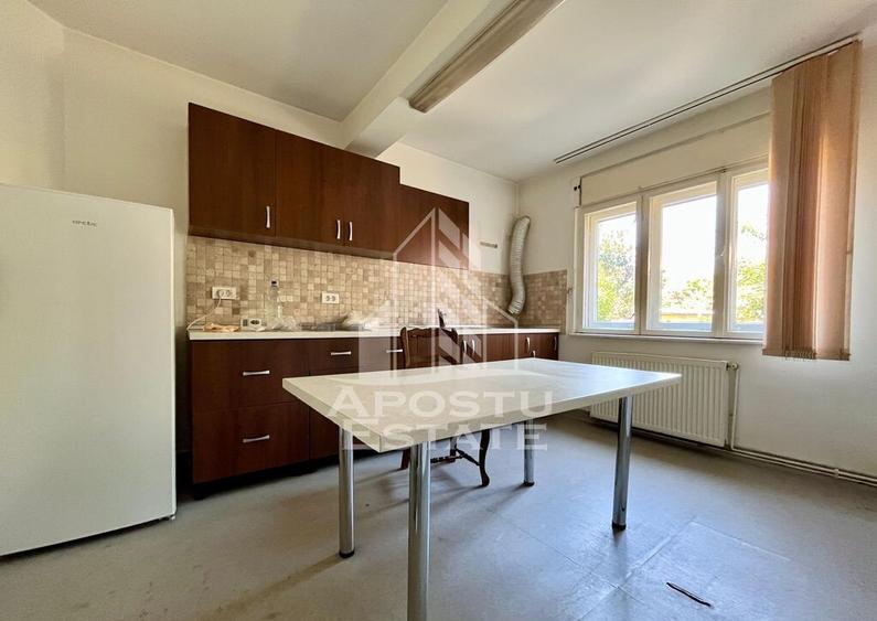 Casa cu 5 camere, 2 bai, pretabila pentru birouri. Girocului - 15