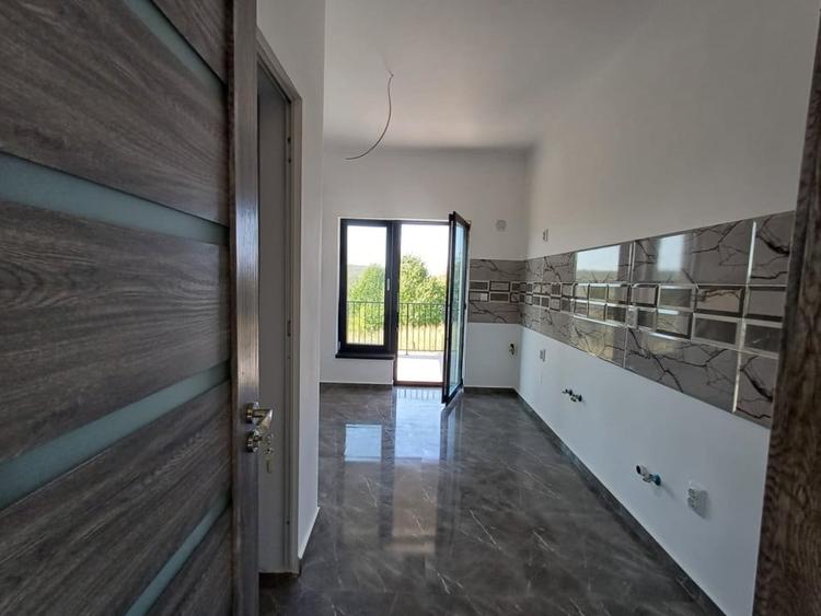 Casa cu 4 camere, 2 bai, beci spatios si 400 mp teren - 14