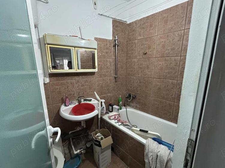 Vand apart.3 cam.ultracentr.,B-dul V.Milea,langa Tribunal,st.68 mp.bloc caramida,et.3 - 12