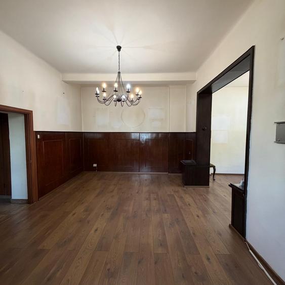 Casă cu 8 camere cu Canalizare în Barbu Văcărescu