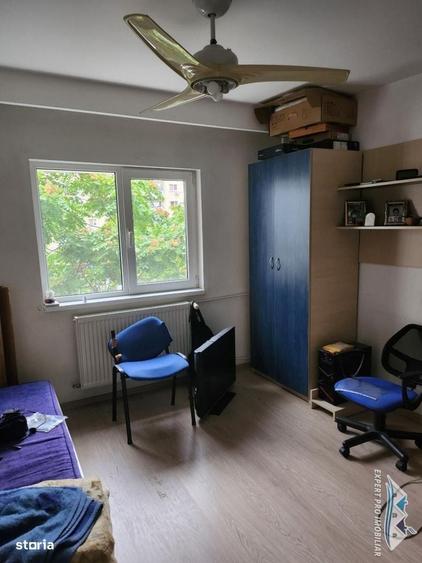 Apartament cu 3 camere decomandat în Drumul Sării