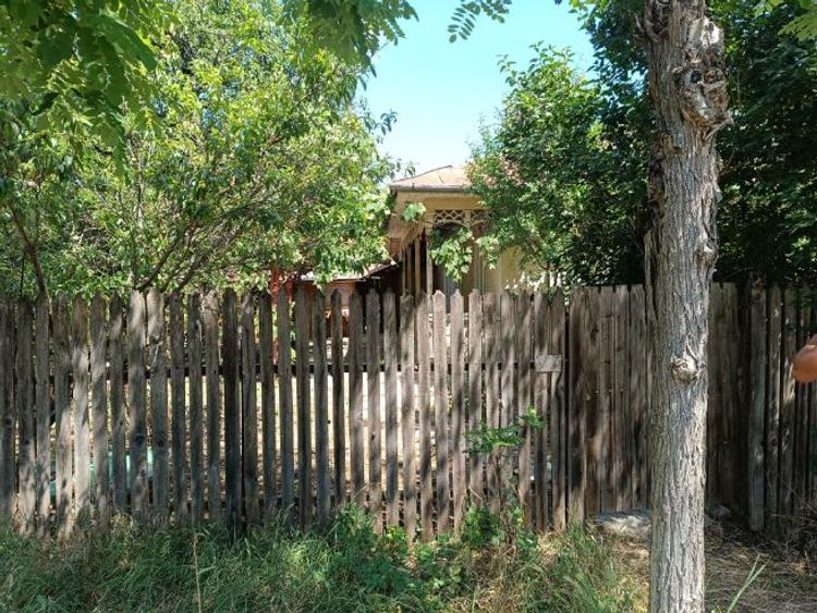 Casa batraneasca de vânzare  - 1