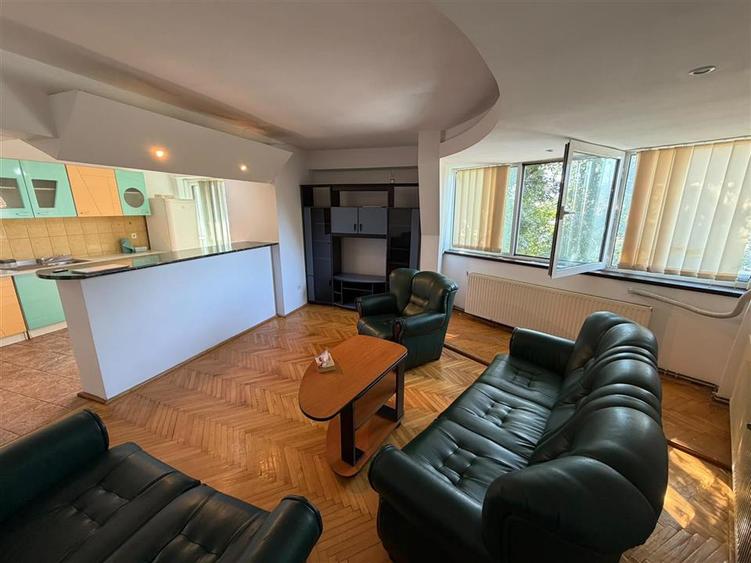 Apartament cu 3 camere decomandat, mobilat în Central
