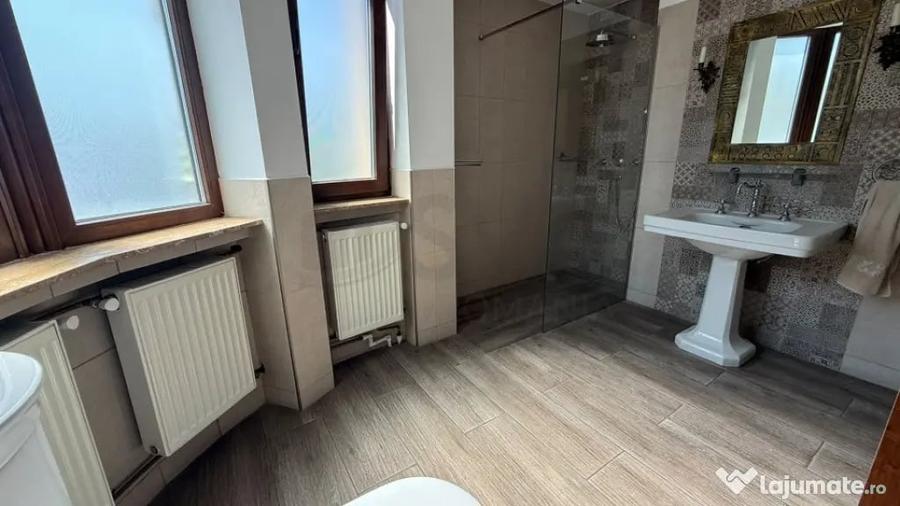 Apartament cu 5 camere decomandat în Victoriei