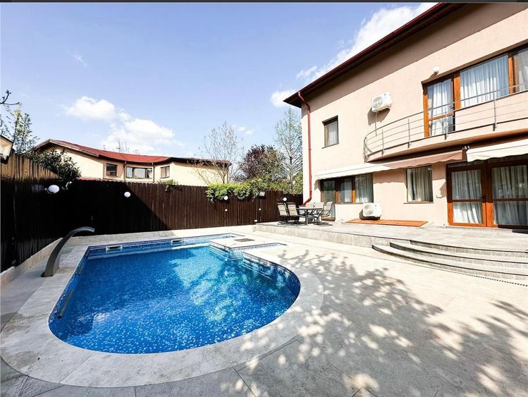 Casă individuală cu 8 camere cu Canalizare în Central