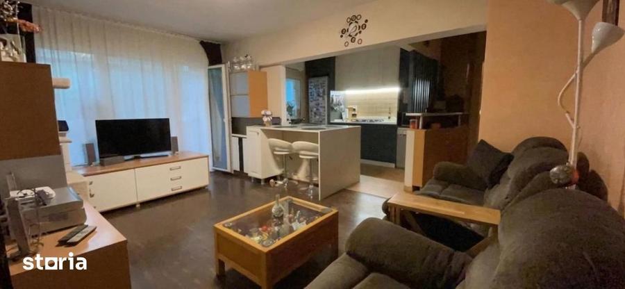 Apartament cu 3 camere, mobilat în Tei