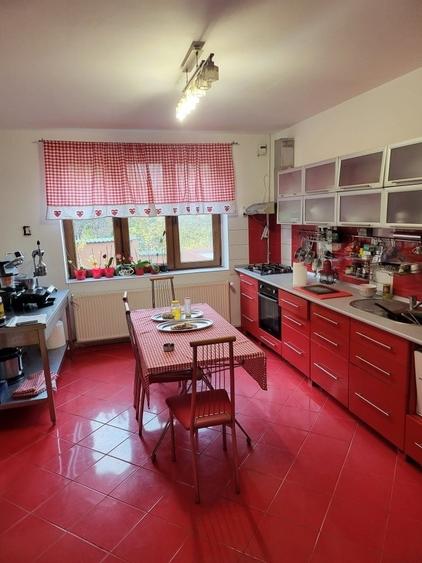 Casă individuală cu 12 camere cu Teren 350 Mp în Central