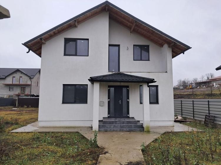 Casă cu 4 camere în Central