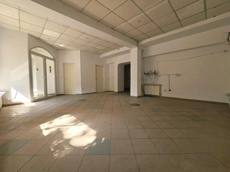 Casă individuală cu 10 camere cu Canalizare în Central