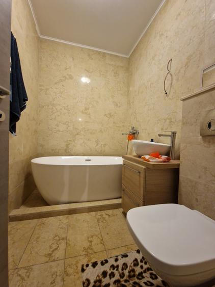 Apartament cu 3 camere decomandat în Palazu Mare