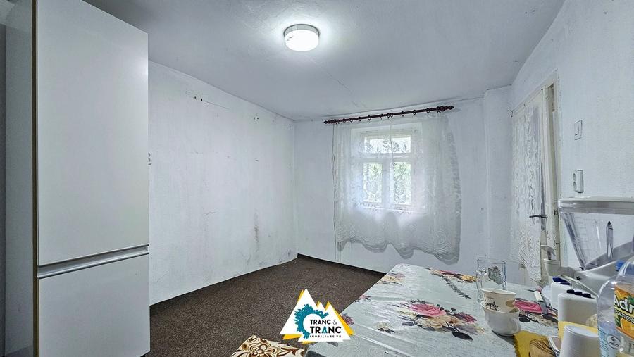 Casă cu 2 camere cu Teren 3890 Mp în Iratoșu
