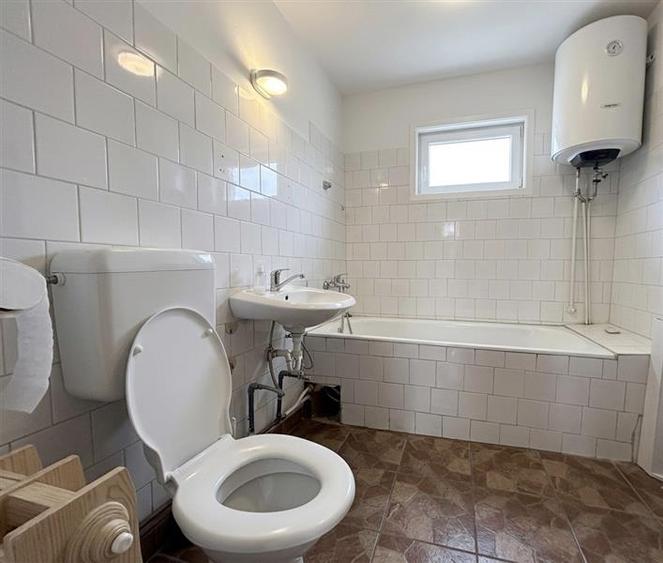 Casă individuală cu 8 camere cu Canalizare în Central