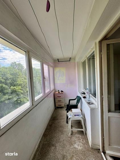 Apartament cu 3 camere semidecomandat în Berceni