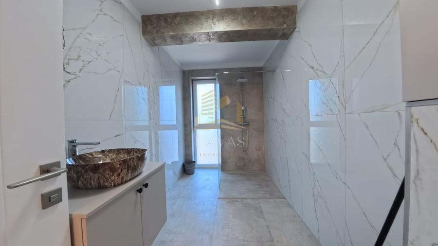 Apartament cu 3 camere semidecomandat, mobilat în Sopor