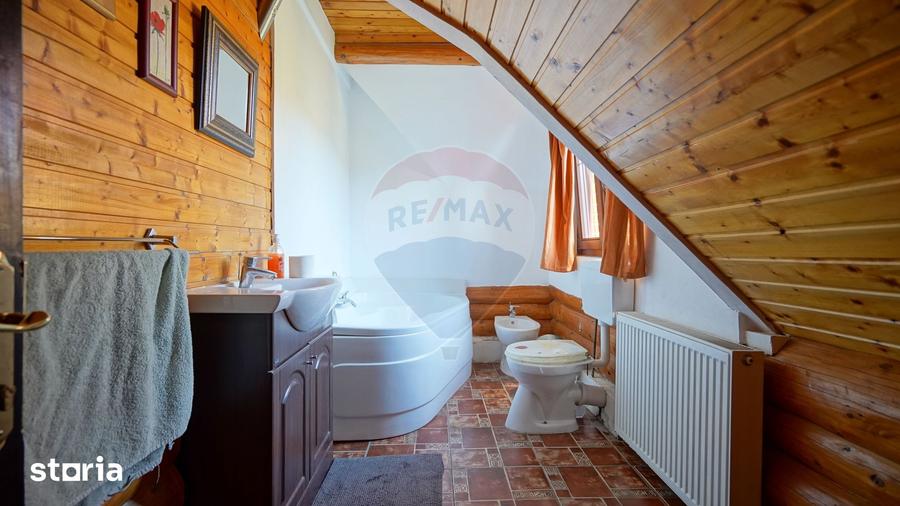 Casă cu 8 camere cu Teren 1000 Mp în Central