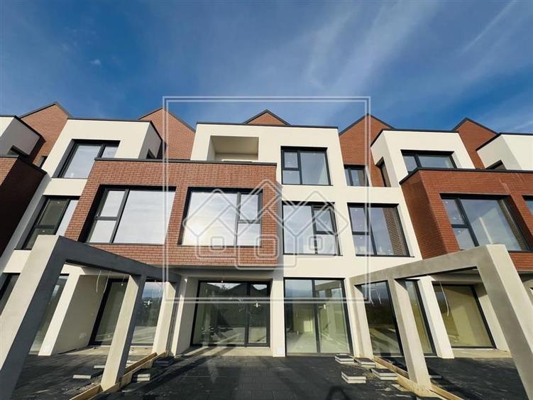 Duplex cu 4 camere cu Canalizare în Gușterița