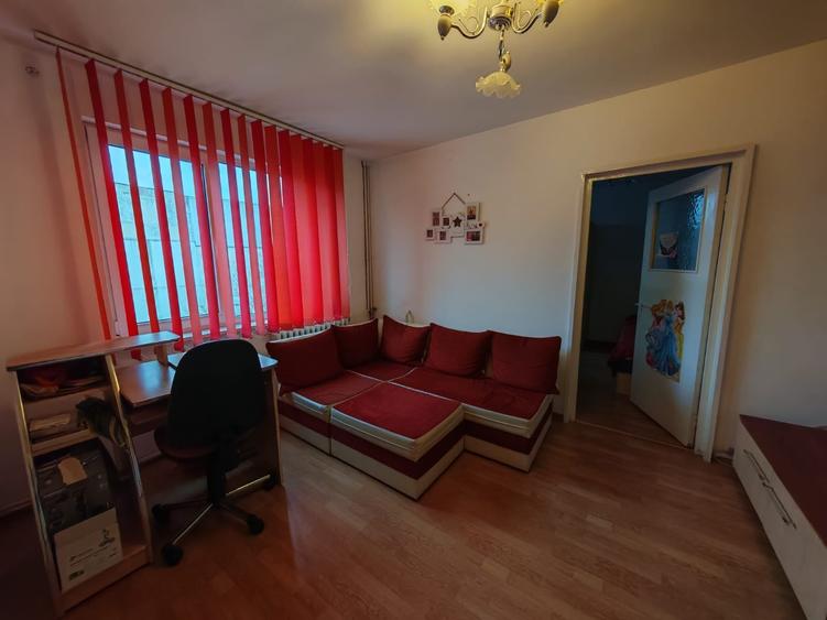 Apartament 2 camere semidecomandat, etaj 3, Micro 19 – zonă Capăt Troleu. - 1
