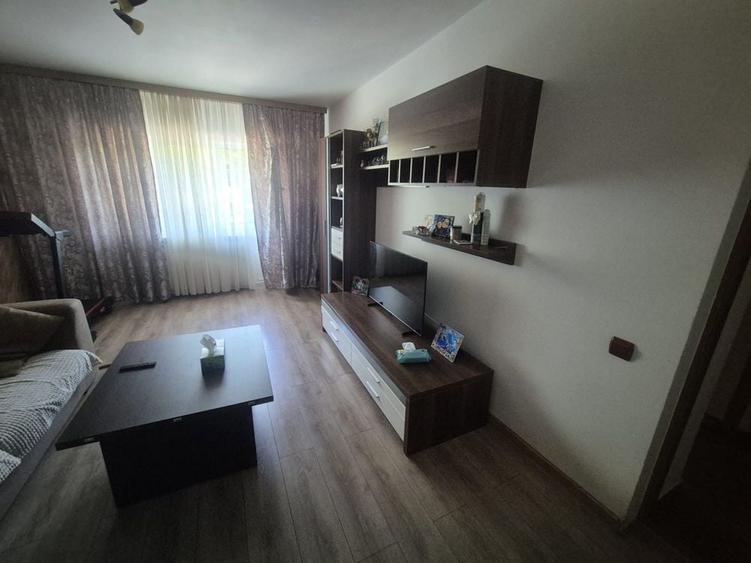 Vand apartamet 3 camere decomandat, zona Nae Leonard - 2