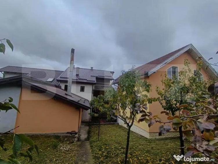 Casa de vanzare, cu 5 camere ?i un teren de 600 mp, zona u - 18