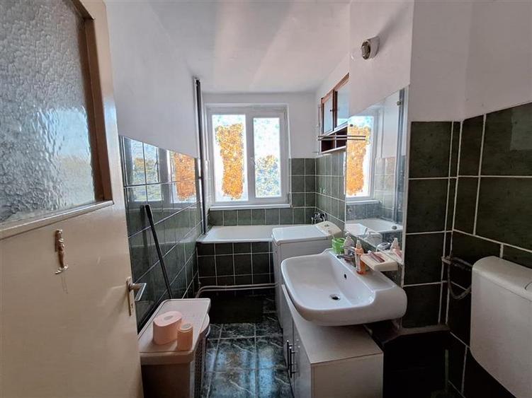 Apartament  3 camere decomandat , zona  Cora - 11