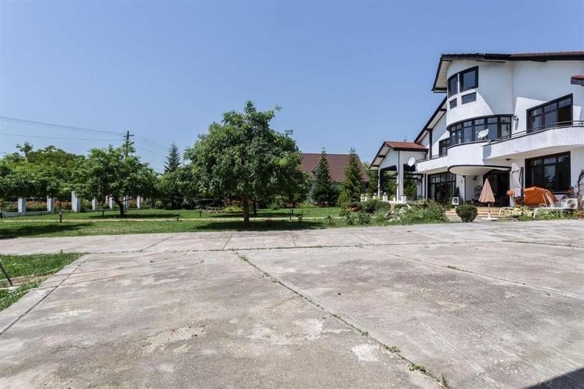 Vila pe malul Lacului Snagov, Piscina, 2 Foisoare, Garaj - 3