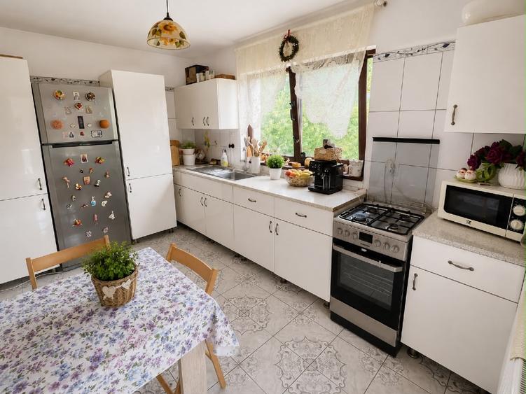 Casă individuală cu 5 camere cu Teren 1705 Mp în Central