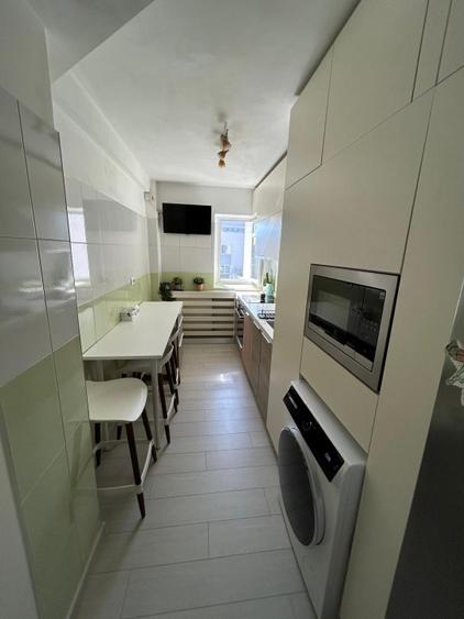Apartament cu 3 camere semidecomandat în Tineretului
