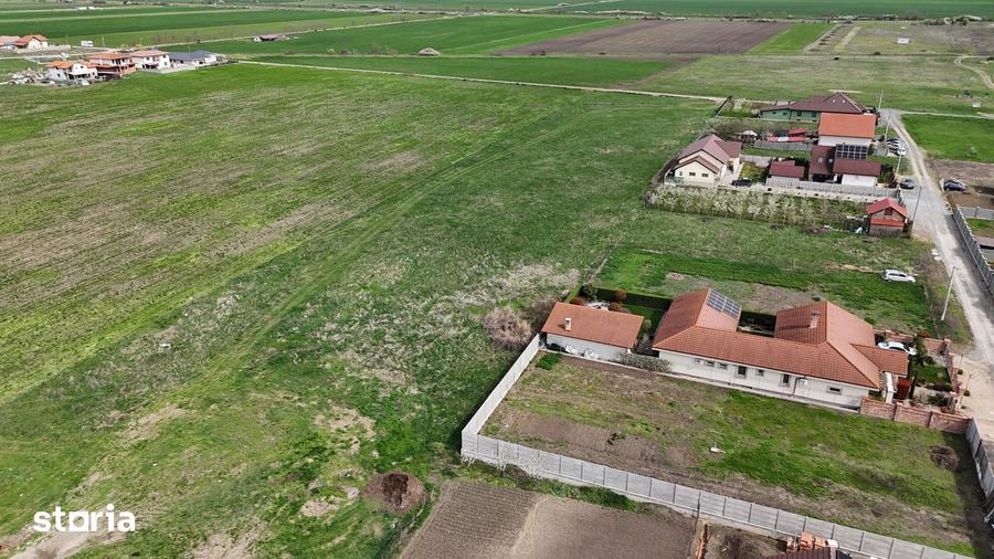 Teren de 12500 mp, în Livada