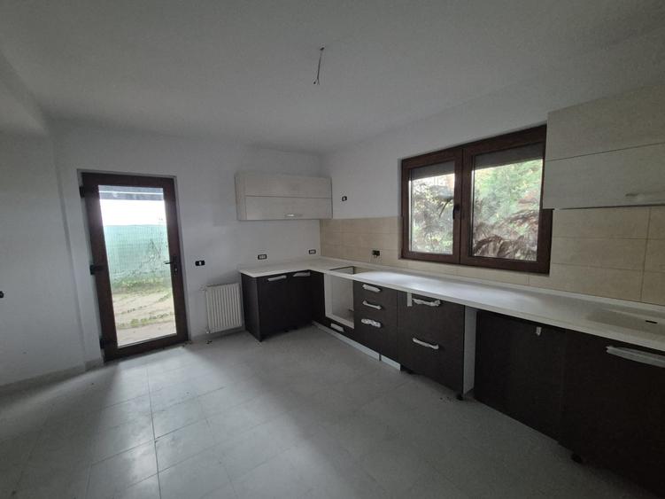 Duplex cu 3 camere cu Canalizare în Domnești