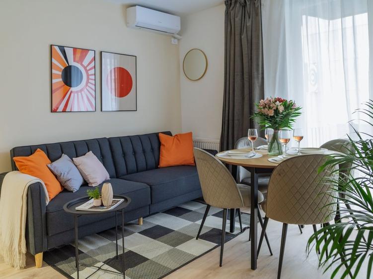 Apartament cu 3 camere semidecomandat, mobilat în