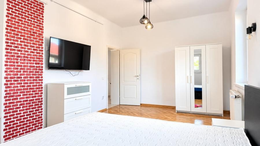 Apartament cu 3 camere decomandat, mobilat în Central