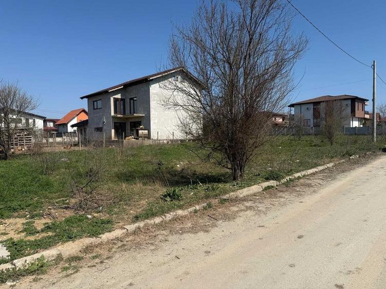 Teren de 600 mp, în Lazu