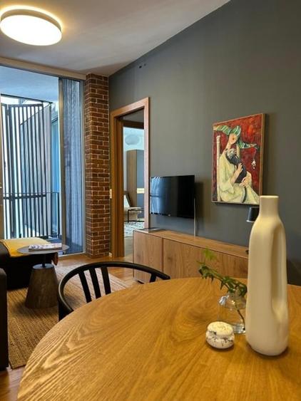 Apartament cu 3 camere semidecomandat, mobilat în Victoriei