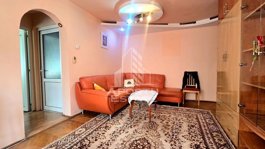 Apartament cu 3 camere semidecomandat, mobilat în Dacia