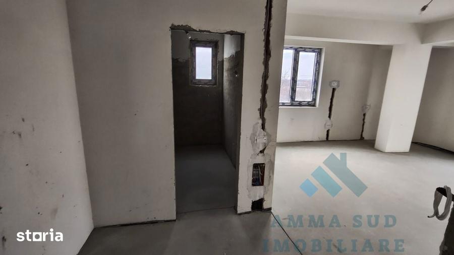 Casă cu 9 camere cu Teren 300 Mp în Central