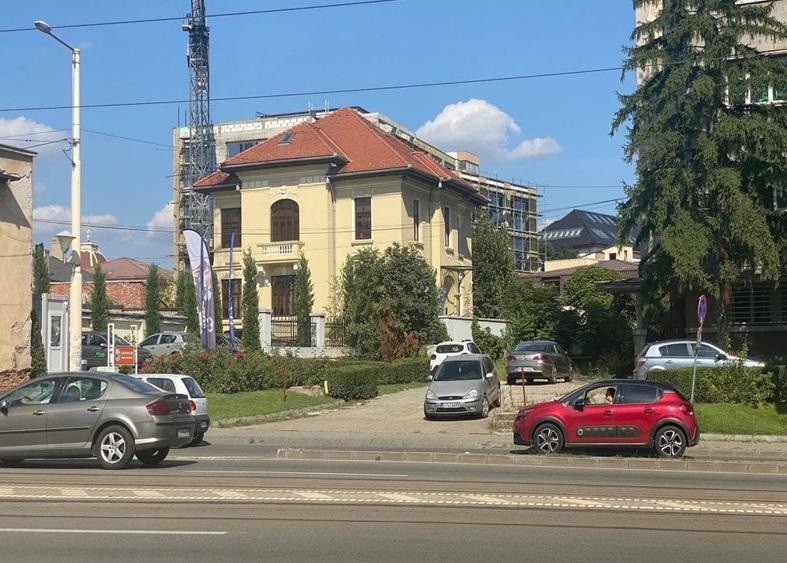 Birou, de 3,760 mp, în Central
