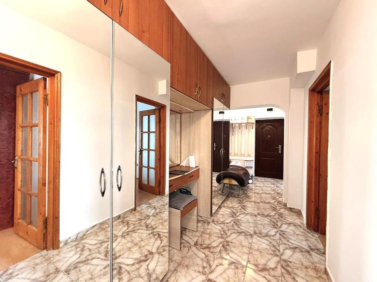 Apartament cu 3 camere decomandat, mobilat în Nicolina