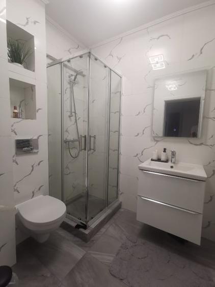 Apartament cu 3 camere semidecomandat, mobilat în Sud