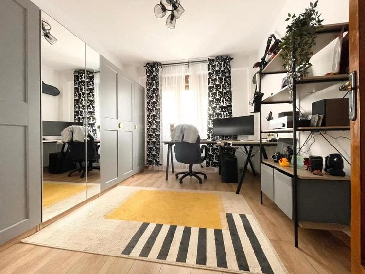 Apartament cu 4 camere decomandat în Central