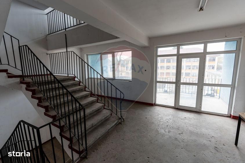 Spațiu comercial, de 3,700 mp, în Petros