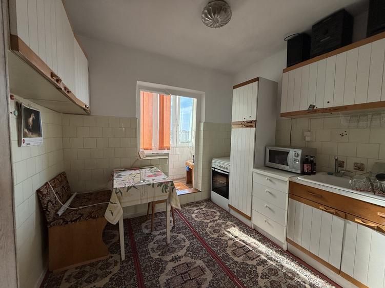 Apartament cu 3 camere decomandat, mobilat în Girocului