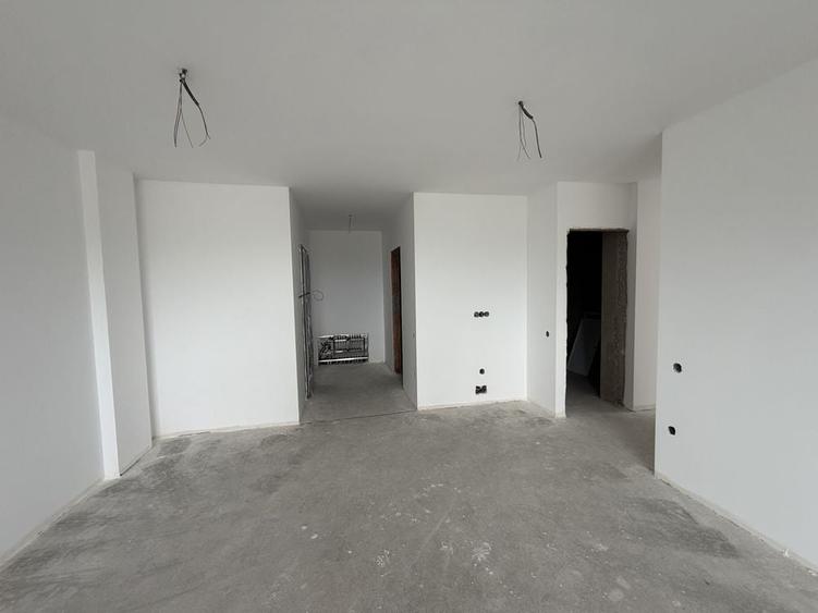 Apartament cu 3 camere semidecomandat în Chinteni