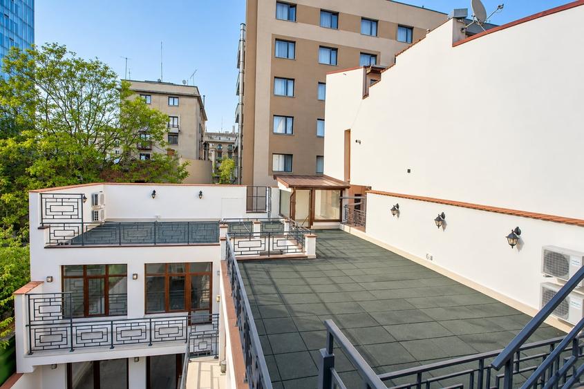 Casă individuală cu 14 camere cu Canalizare în P-ța Victoriei