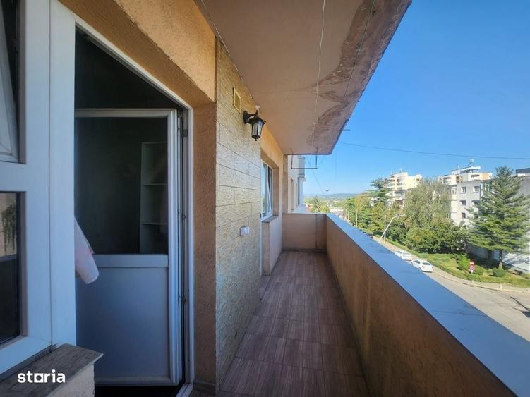 Apartament cu 3 camere decomandat în Găvana