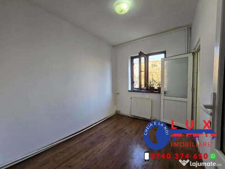 Apartament cu 3 camere semidecomandat în Neptun